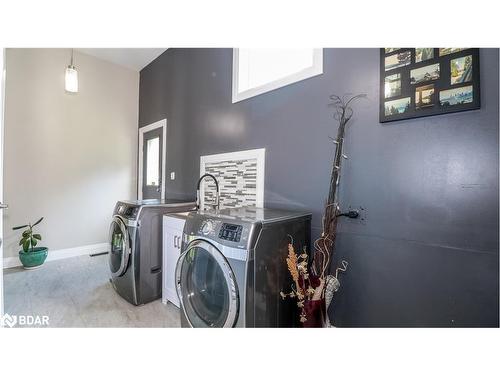 3915 Pine Rock Avenue, Innisfil, ON - Indoor Photo Showing Laundry Room