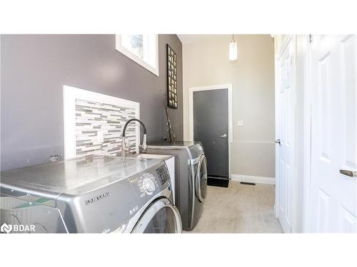 3915 Pine Rock Avenue, Innisfil, ON - Indoor Photo Showing Laundry Room