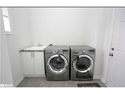 979 Green Street, Innisfil, ON - Indoor Photo Showing Laundry Room