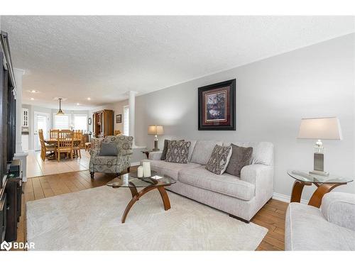 13 James Street, Penetanguishene, ON - Indoor Photo Showing Living Room