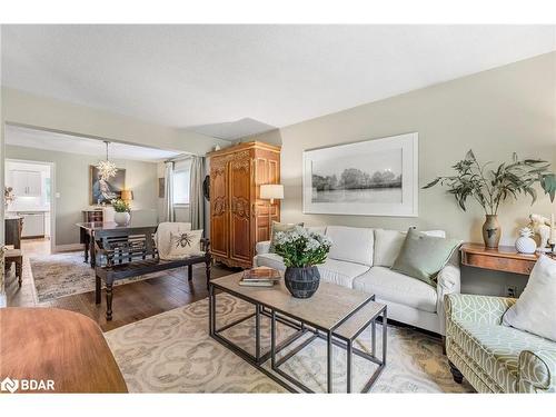 38 Irwin Drive, Barrie, ON - Indoor Photo Showing Living Room