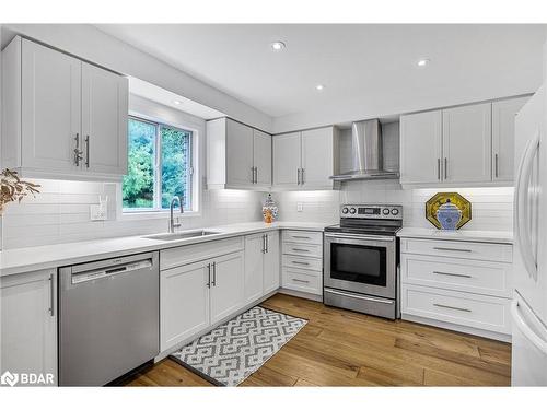 38 Irwin Drive, Barrie, ON - Indoor Photo Showing Kitchen With Upgraded Kitchen