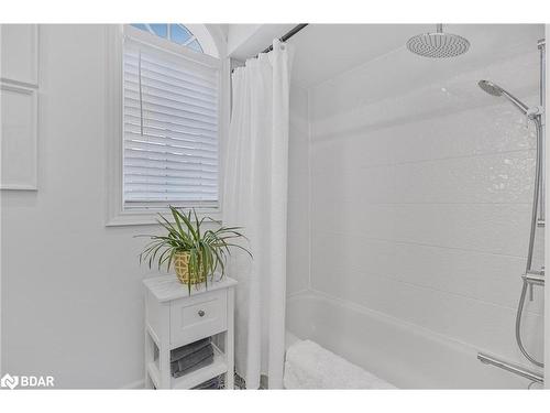 38 Irwin Drive, Barrie, ON - Indoor Photo Showing Bathroom