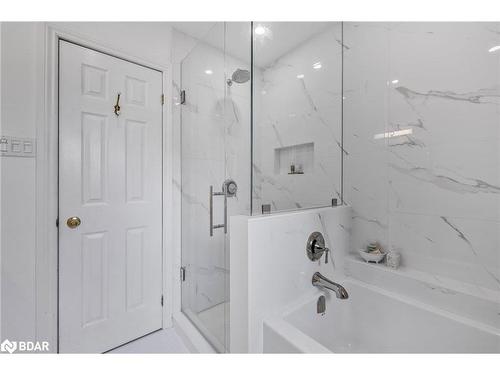 38 Irwin Drive, Barrie, ON - Indoor Photo Showing Bathroom