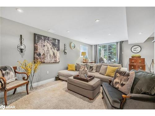 38 Irwin Drive, Barrie, ON - Indoor Photo Showing Living Room