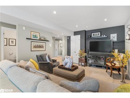 38 Irwin Drive, Barrie, ON - Indoor Photo Showing Living Room