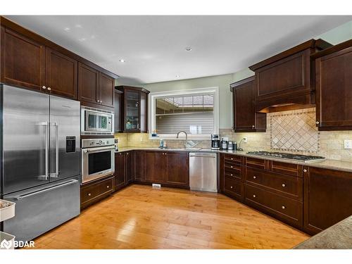 10 Valleycrest Drive, Oro-Medonte, ON - Indoor Photo Showing Kitchen With Upgraded Kitchen