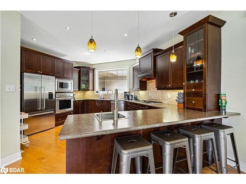 10 Valleycrest Drive, Oro-Medonte, ON - Indoor Photo Showing Kitchen With Upgraded Kitchen