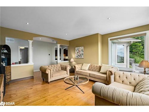 10 Valleycrest Drive, Oro-Medonte, ON - Indoor Photo Showing Living Room