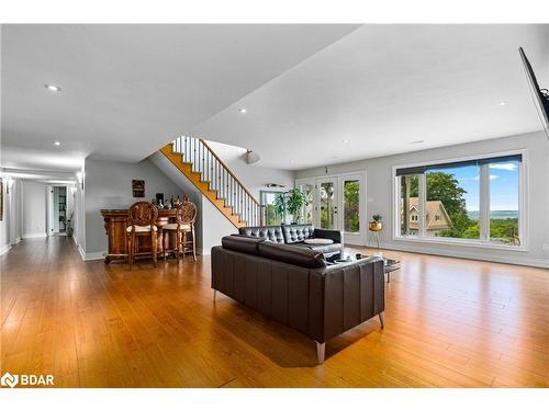 10 Valleycrest Drive, Oro-Medonte, ON - Indoor Photo Showing Living Room