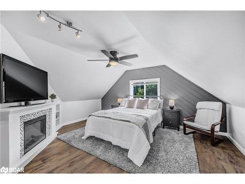 7 Thomson Street, Barrie, ON - Indoor Photo Showing Bedroom