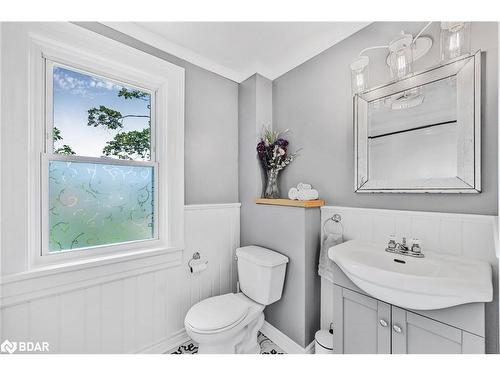 7 Thomson Street, Barrie, ON - Indoor Photo Showing Bathroom