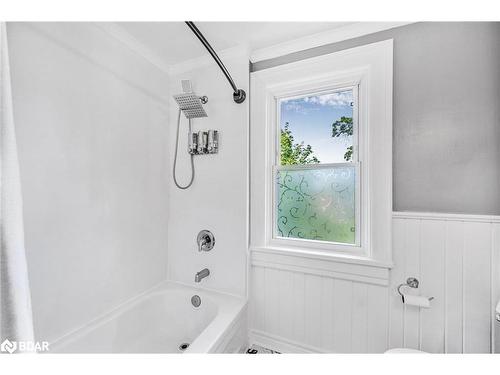 7 Thomson Street, Barrie, ON - Indoor Photo Showing Bathroom