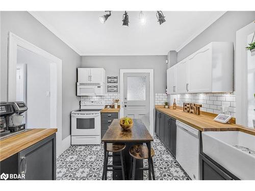 7 Thomson Street, Barrie, ON - Indoor Photo Showing Kitchen