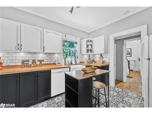 7 Thomson Street, Barrie, ON - Indoor Photo Showing Kitchen