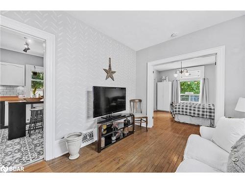 7 Thomson Street, Barrie, ON - Indoor Photo Showing Living Room