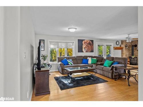 6072 5Th Side Road, Innisfil, ON - Indoor Photo Showing Living Room