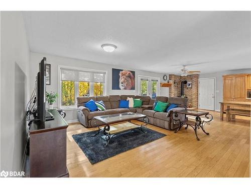 6072 5Th Side Road, Innisfil, ON - Indoor Photo Showing Living Room