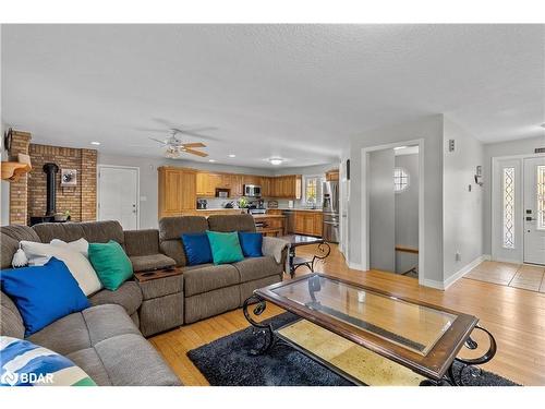 6072 5Th Side Road, Innisfil, ON - Indoor Photo Showing Living Room