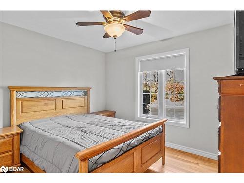 6072 5Th Side Road, Innisfil, ON - Indoor Photo Showing Bedroom