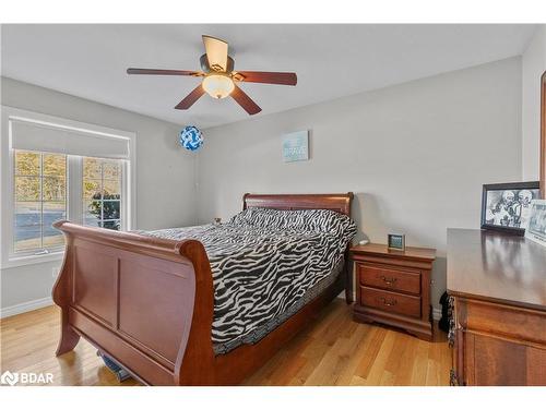 6072 5Th Side Road, Innisfil, ON - Indoor Photo Showing Bedroom