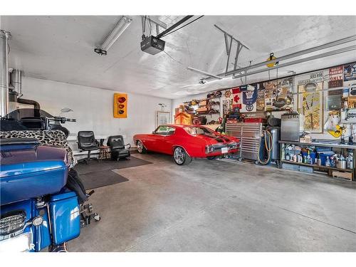 6072 5Th Side Road, Innisfil, ON - Indoor Photo Showing Garage