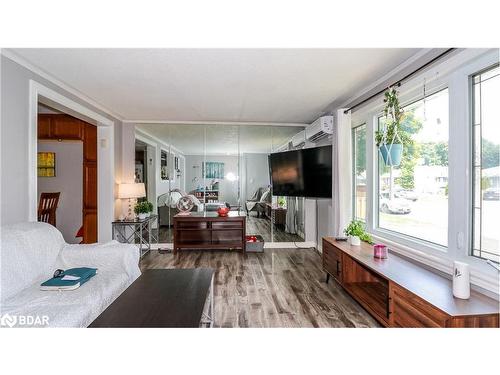 321 St Vincent Street, Barrie, ON - Indoor Photo Showing Living Room