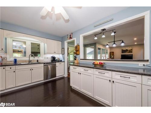 1032 Cowbell Lane, Severn Bridge, ON - Indoor Photo Showing Kitchen