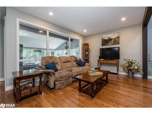 1032 Cowbell Lane, Severn Bridge, ON - Indoor Photo Showing Living Room