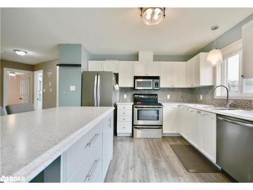 61 Holly Meadow Road, Barrie, ON - Indoor Photo Showing Kitchen With Double Sink With Upgraded Kitchen