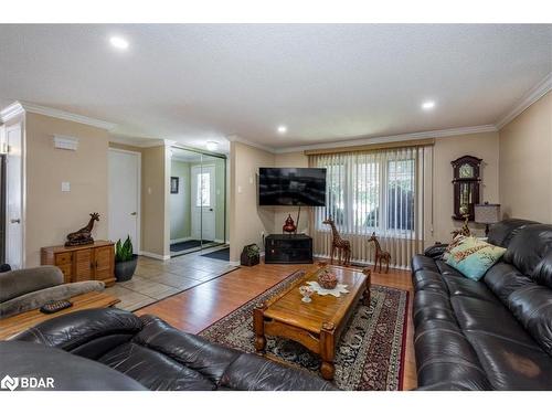 92 Hickling Trail E, Barrie, ON - Indoor Photo Showing Living Room