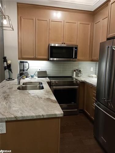 101-2300 Upper Middle Road W, Oakville, ON - Indoor Photo Showing Kitchen With Double Sink