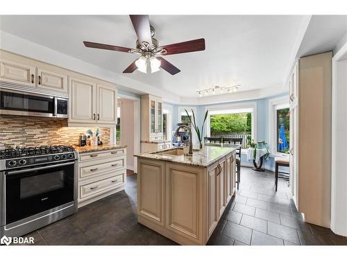 28 Thackeray Crescent, Barrie, ON - Indoor Photo Showing Kitchen With Upgraded Kitchen