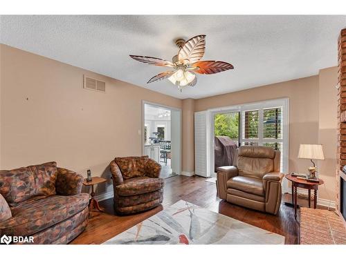 28 Thackeray Crescent, Barrie, ON - Indoor Photo Showing Living Room