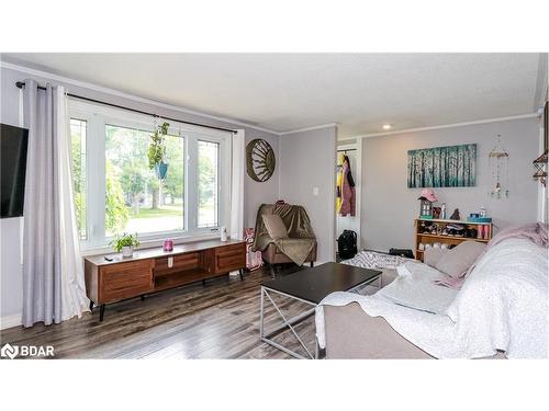 321 St Vincent Street, Barrie, ON - Indoor Photo Showing Living Room