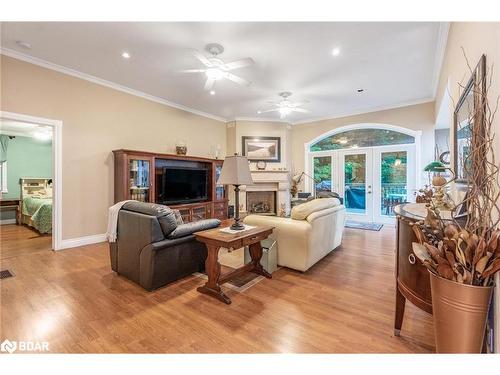 22 O'Donnell Court, Penetanguishene, ON - Indoor Photo Showing Living Room