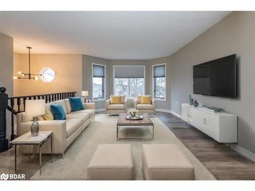 18 Nugent Court, Barrie, ON - Indoor Photo Showing Living Room