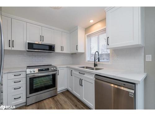 18 Nugent Court, Barrie, ON - Indoor Photo Showing Kitchen With Double Sink With Upgraded Kitchen