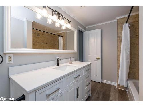 18 Nugent Court, Barrie, ON - Indoor Photo Showing Bathroom