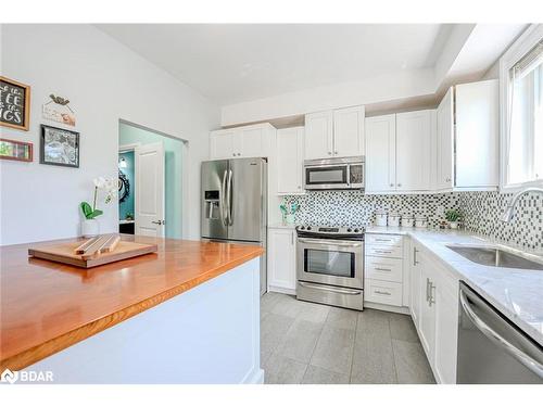 20-376 Blake Street, Barrie, ON - Indoor Photo Showing Kitchen With Upgraded Kitchen