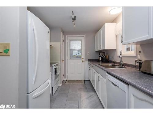 22 Primrose Lane, Innisfil, ON - Indoor Photo Showing Kitchen With Double Sink