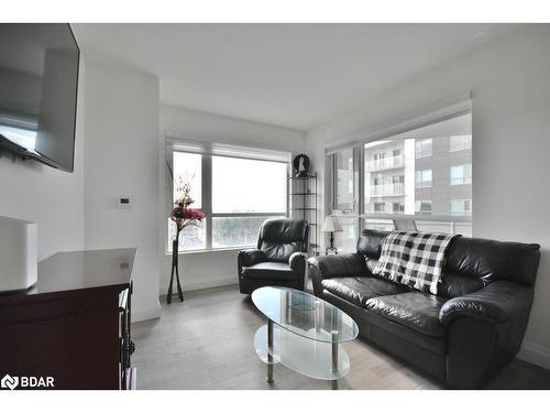 818-58 Lakeside Terrace, Barrie, ON - Indoor Photo Showing Living Room