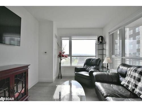 818-58 Lakeside Terrace, Barrie, ON - Indoor Photo Showing Living Room