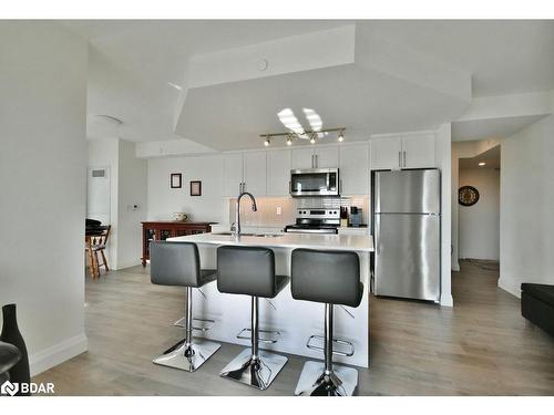 818-58 Lakeside Terrace, Barrie, ON - Indoor Photo Showing Kitchen With Upgraded Kitchen