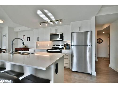 818-58 Lakeside Terrace, Barrie, ON - Indoor Photo Showing Kitchen With Double Sink With Upgraded Kitchen