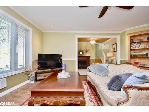 1236 Golden Beach Road, Bracebridge, ON - Indoor Photo Showing Living Room