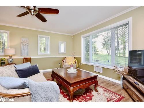 1236 Golden Beach Road, Bracebridge, ON - Indoor Photo Showing Living Room