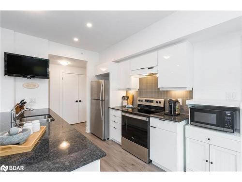 211-8 Culinary Lane, Barrie, ON - Indoor Photo Showing Kitchen