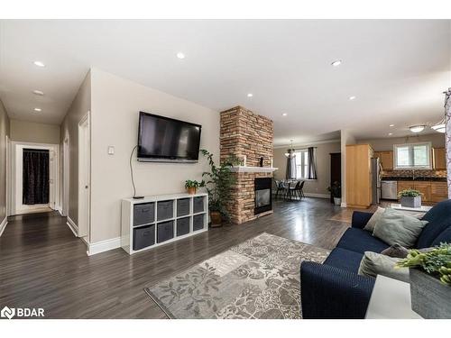 78 Fairway Crescent, Wasaga Beach, ON - Indoor Photo Showing Living Room