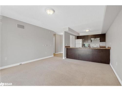 15-137 Sydenham Wells, Barrie, ON - Indoor Photo Showing Kitchen